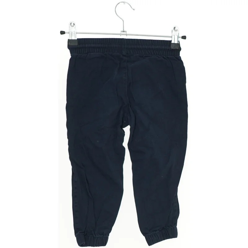 Mørkeblå bukser til børn fra H&M (str. 92)