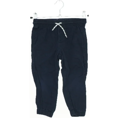 Mørkeblå bukser til børn fra H&M (str. 92)