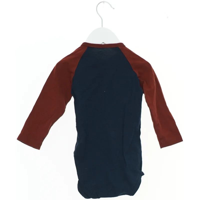 Baby bodystocking med Superman logo fra Name It (str. 86)