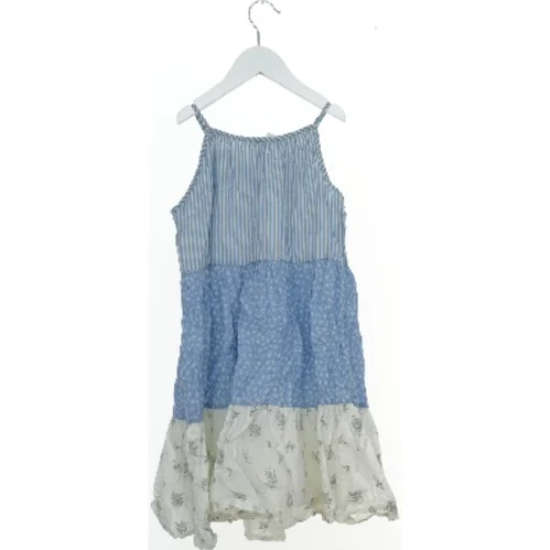 Sommerkjole med striber og blomsterprint fra H&M (str. 122)