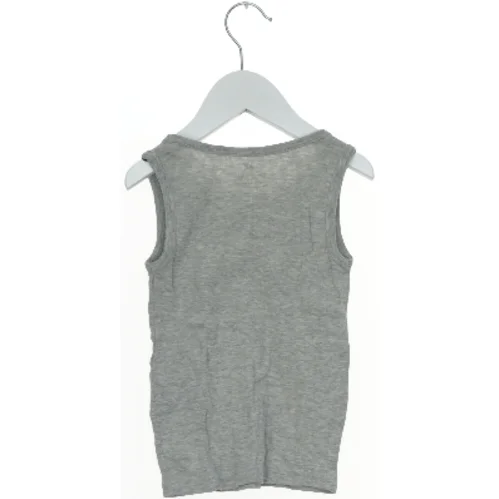 Grå tanktop fra H&M (str. 104)