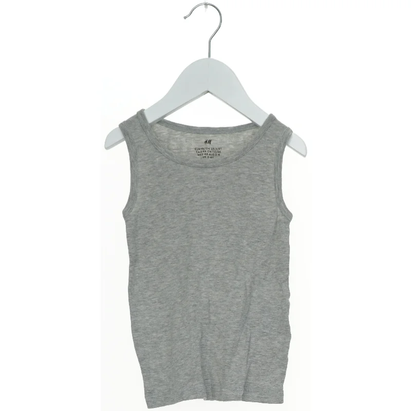 Grå tanktop fra H&M (str. 104)