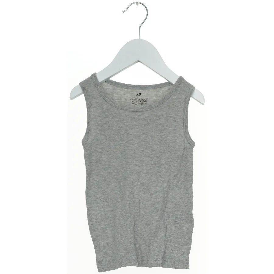 Grå tanktop fra H&M (str. 104)