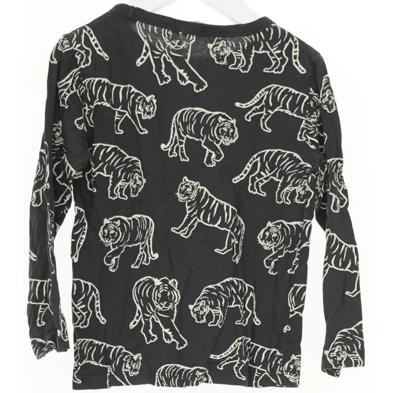 Langærmet trøje med tigerprint fra H&M (str. 104)