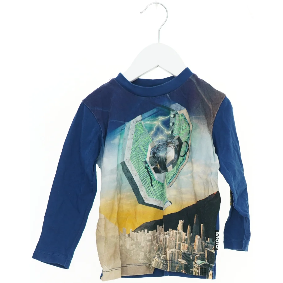 Langærmet bluse med bymotiv fra Molo (str. 92)
