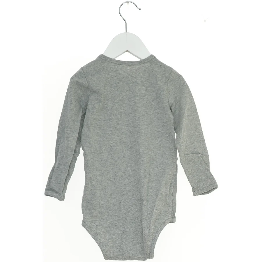 Grå bodystocking med hundemotiv fra Molo (str. 92)