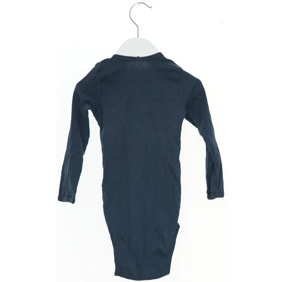 Langærmet bodystocking med stjernedetalje fra Molo (str. 86)