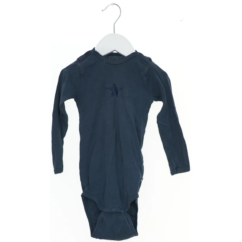 Langærmet bodystocking med stjernedetalje fra Molo (str. 86)