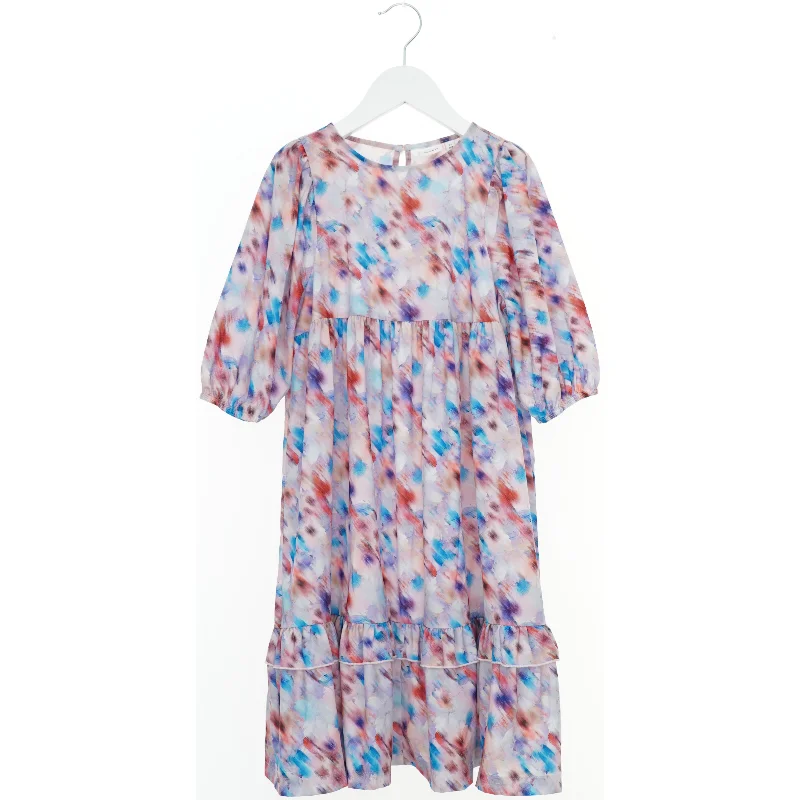 Kjole med blomstermønster fra Name It (str. 122)