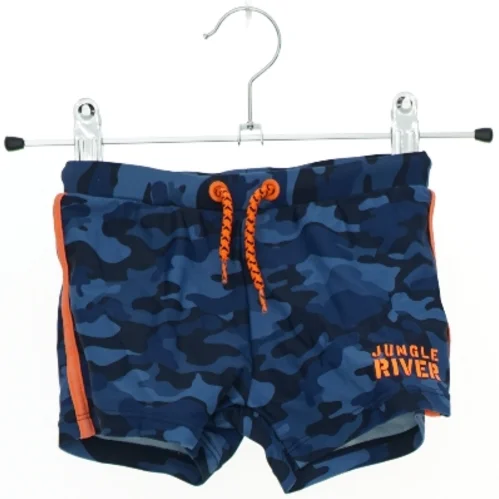 Camo badebukser med orange detaljer fra We Surf Club (str. 104)