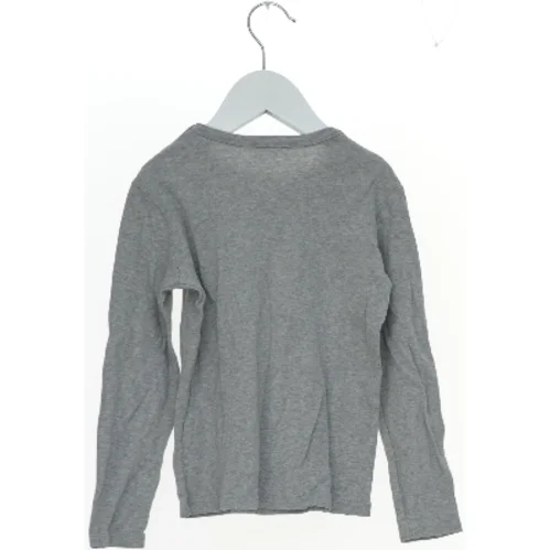 Langærmet grå trøje fra Sisley (str. 122)