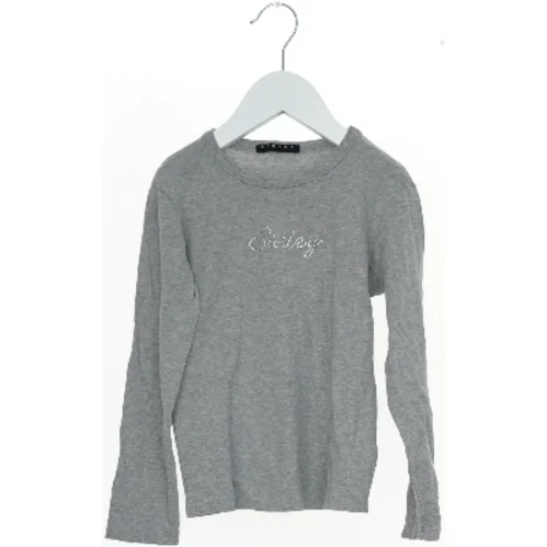 Langærmet grå trøje fra Sisley (str. 122)