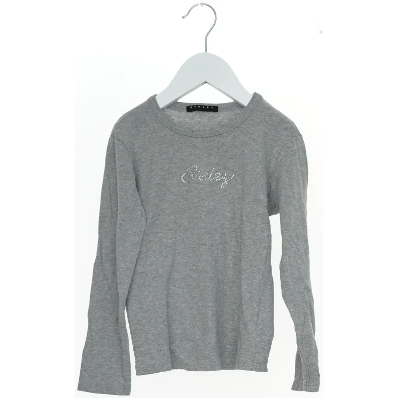 Langærmet grå trøje fra Sisley (str. 122)