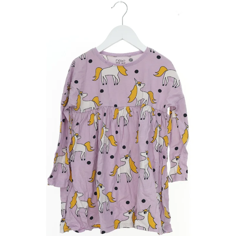 Børnekjole med enhjørningeprint fra Next (str. 116)