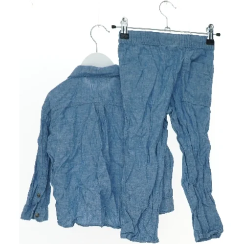 Blåt sæt med skjorte og bukser fra H&M (str. 104)