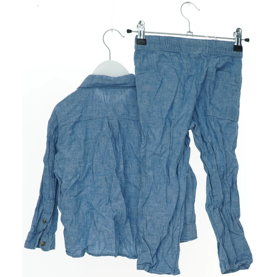 Blåt sæt med skjorte og bukser fra H&M (str. 104)