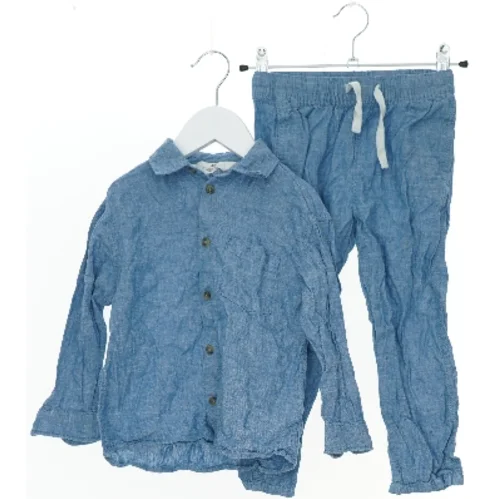 Blåt sæt med skjorte og bukser fra H&M (str. 104)