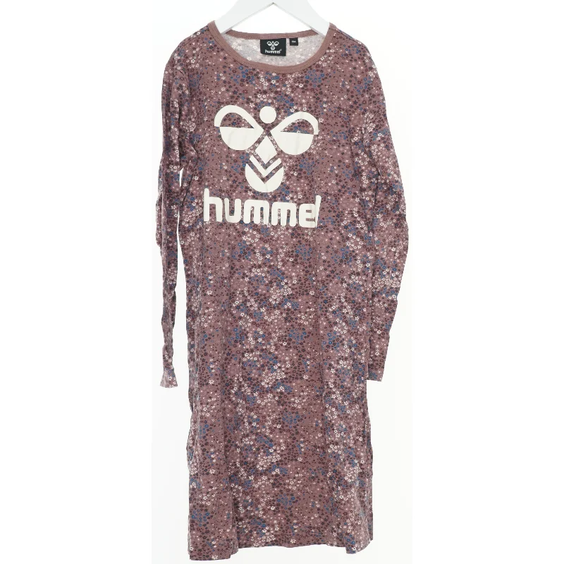 Langærmet kjole med blomsterprint fra Hummel (str. 134)