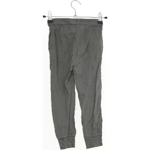 Grå joggingbukser fra H&M (str. 110)