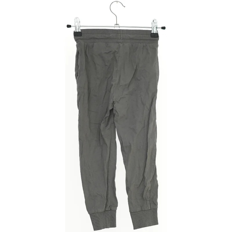 Grå joggingbukser fra H&M (str. 110)