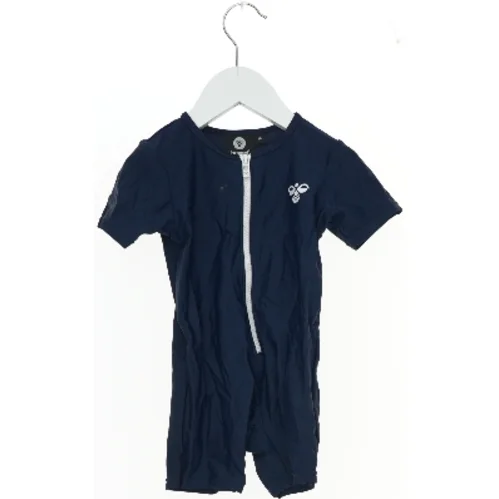 UV-dragt med lynlås fra Hummel (str. 80)