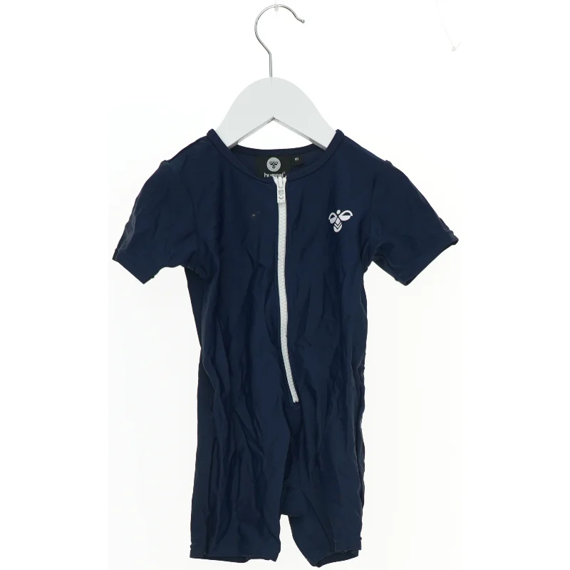 UV-dragt med lynlås fra Hummel (str. 80)