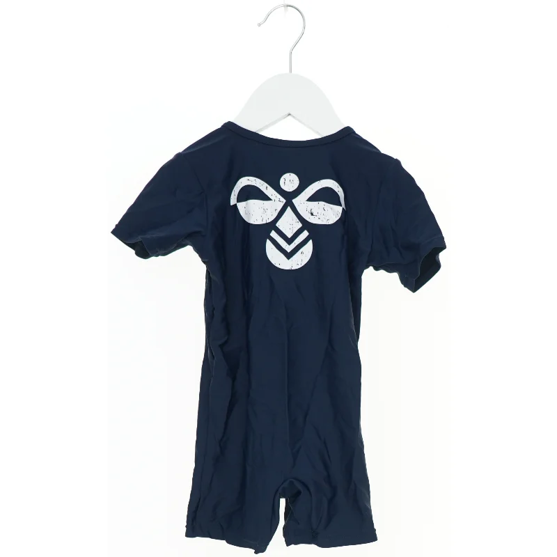 UV-dragt med lynlås fra Hummel (str. 80)