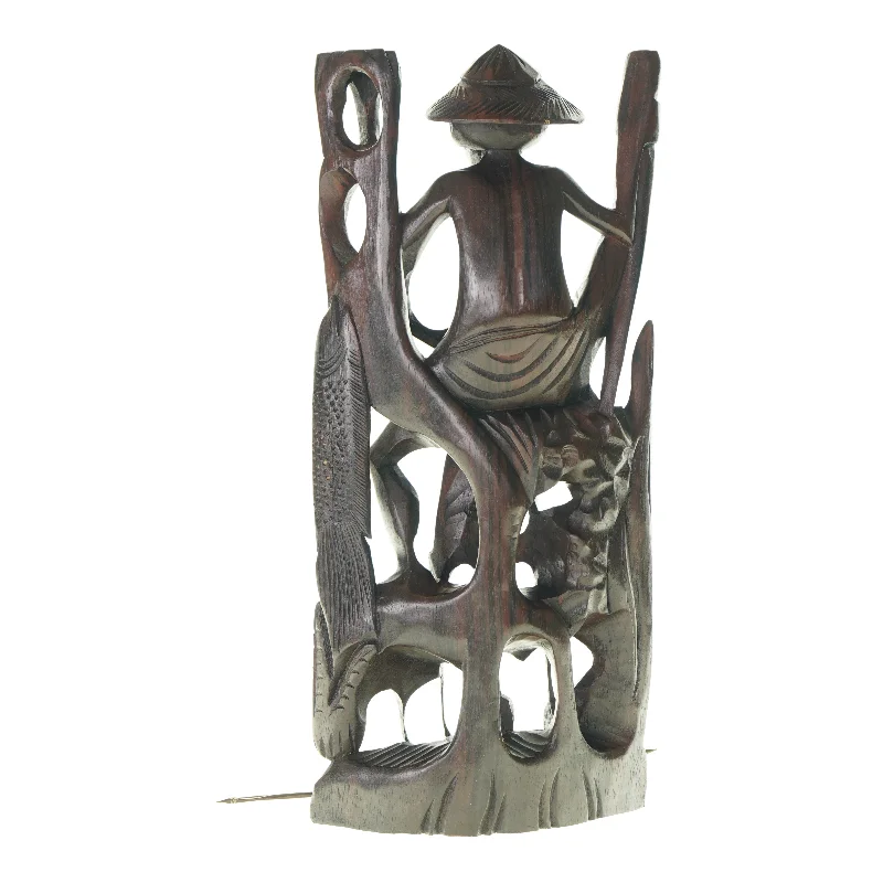 Træfigur af mand og fiskestang