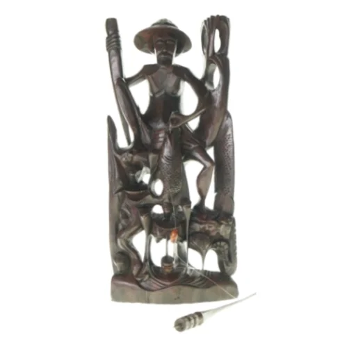 Træfigur af mand og fiskestang