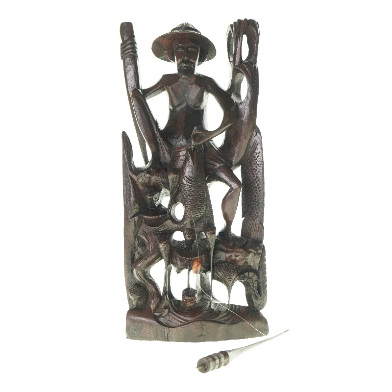 Træfigur af mand og fiskestang