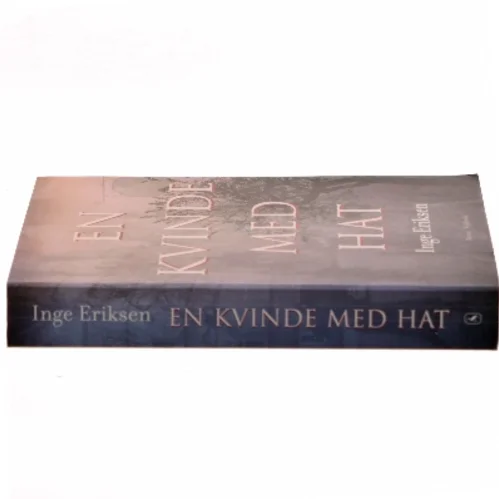 En kvinde med hat : roman (Klassesæt) af Inge Eriksen (f. 1935) (Bog)