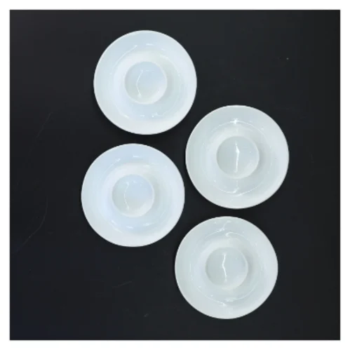 Sæt af fire hvide porcelæn æggebægre fra Søstrene Grene (str. Ø 10 cm)