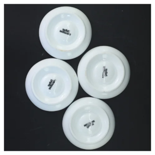 Sæt af fire hvide porcelæn æggebægre fra Søstrene Grene (str. Ø 10 cm)