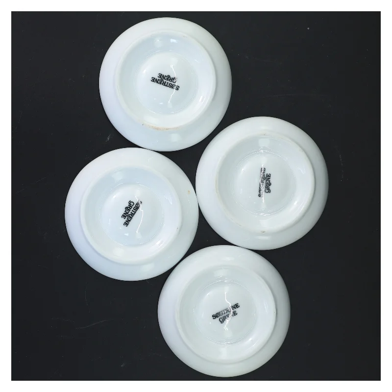 Sæt af fire hvide porcelæn æggebægre fra Søstrene Grene (str. Ø 10 cm)