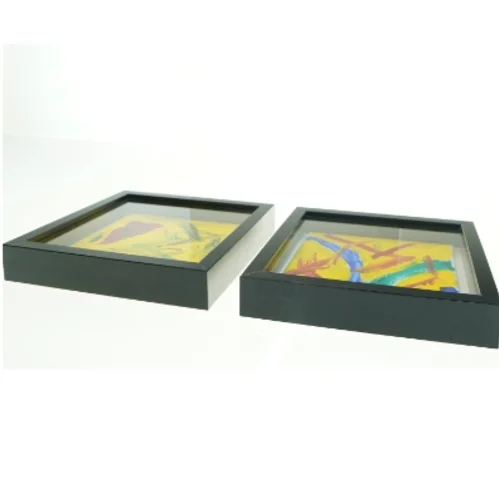 Abstrakte malerier i sorte rammer fra IKEA (str. 25x25 cm)