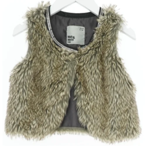 Børnevest i kunstpels fra Mads & Mette (str. 122)