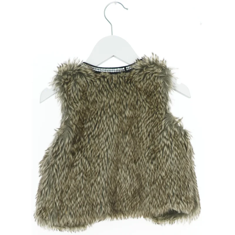 Børnevest i kunstpels fra Mads & Mette (str. 122)