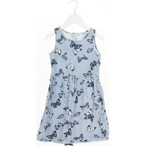 Sommerkjole med sommerfuglemønster fra H&M (str. 134)