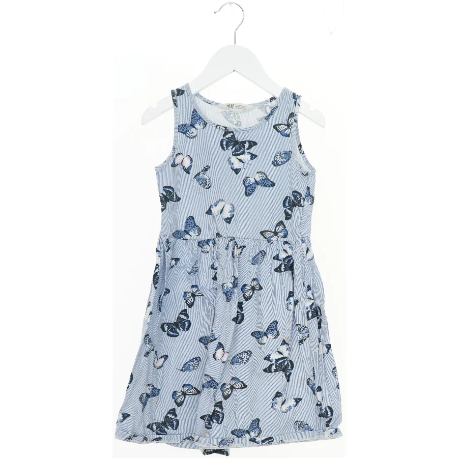 Sommerkjole med sommerfuglemønster fra H&M (str. 134)