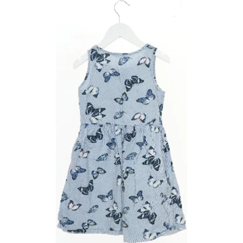 Sommerkjole med sommerfuglemønster fra H&M (str. 134)