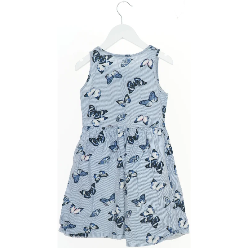 Sommerkjole med sommerfuglemønster fra H&M (str. 134)