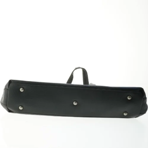 Sort skuldertaske med spænder (str. 34x48 cm)