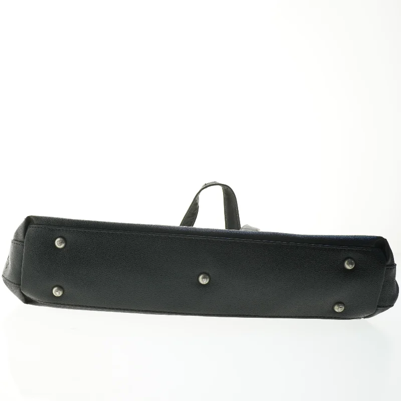 Sort skuldertaske med spænder (str. 34x48 cm)