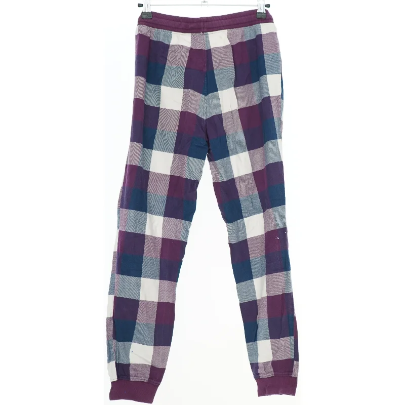 Ternet pyjamasbukser fra Next (str. 146)