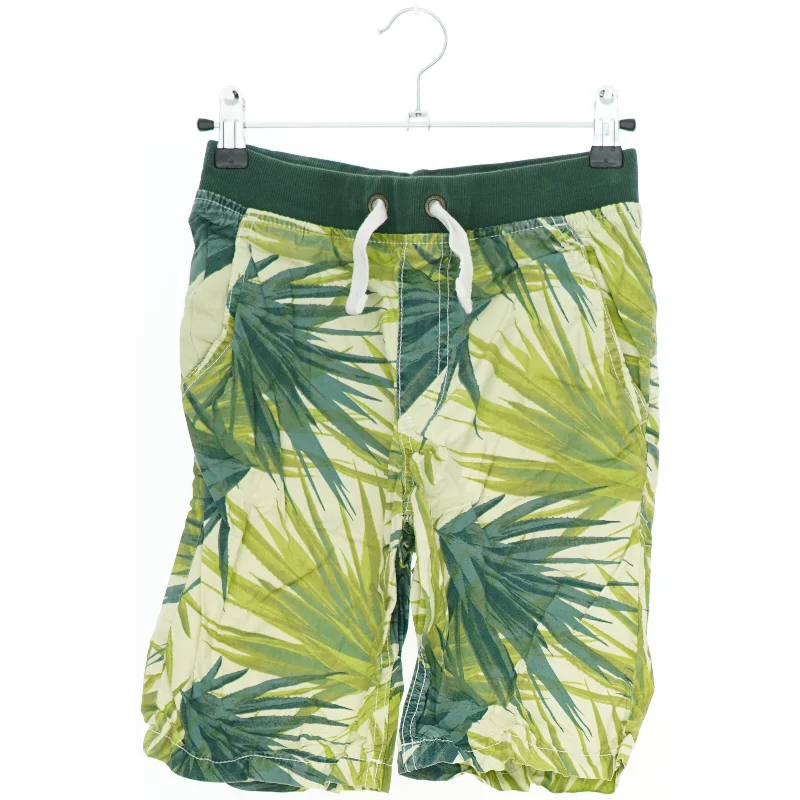 Grønne shorts med palmemønster fra H&M (str. 134)