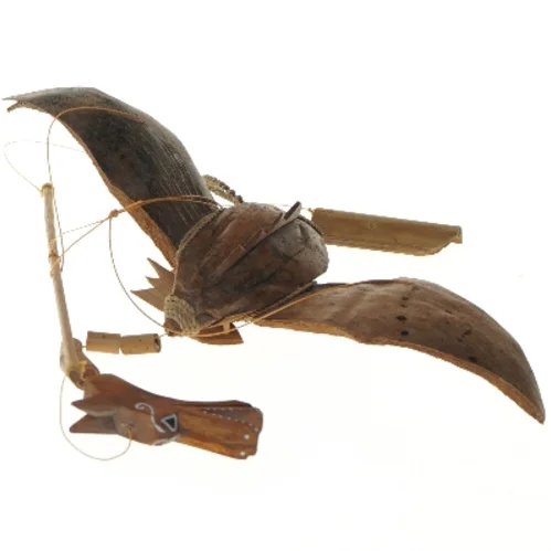 Kokosnød flyve kunst med vinget figur (str. 30x35 cm)