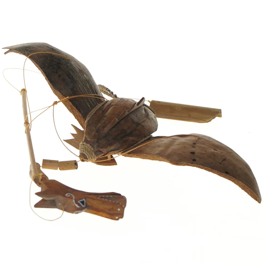 Kokosnød flyve kunst med vinget figur (str. 30x35 cm)