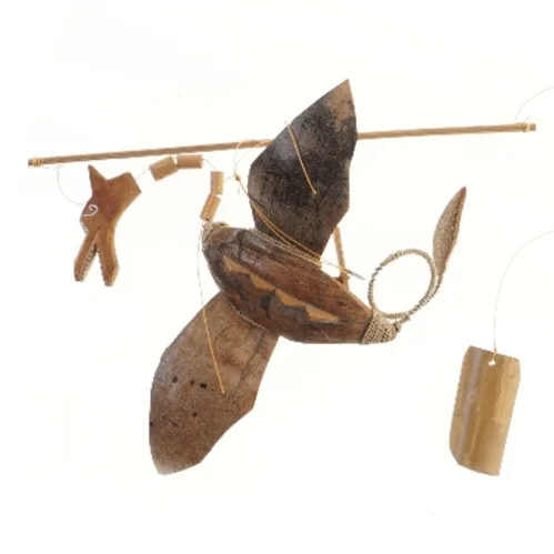 Kokosnød flyve kunst med vinget figur (str. 30x35 cm)