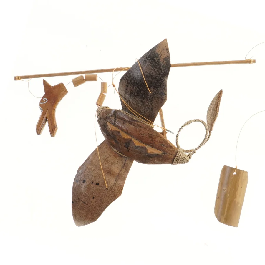 Kokosnød flyve kunst med vinget figur (str. 30x35 cm)