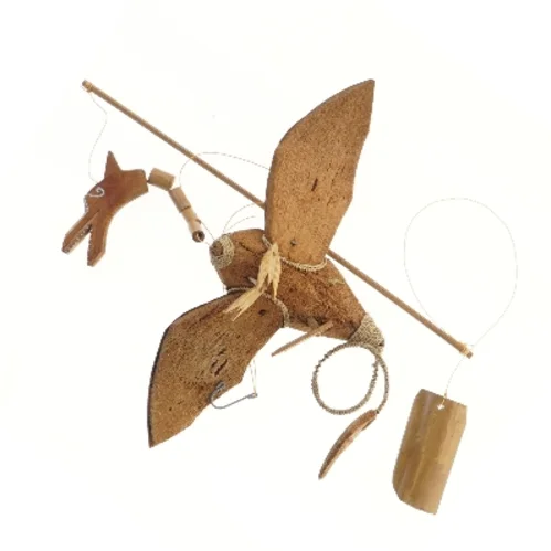 Kokosnød flyve kunst med vinget figur (str. 30x35 cm)